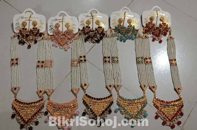 গরজিয়াস সীতা মাথার টিকলি এবং কানের দুল